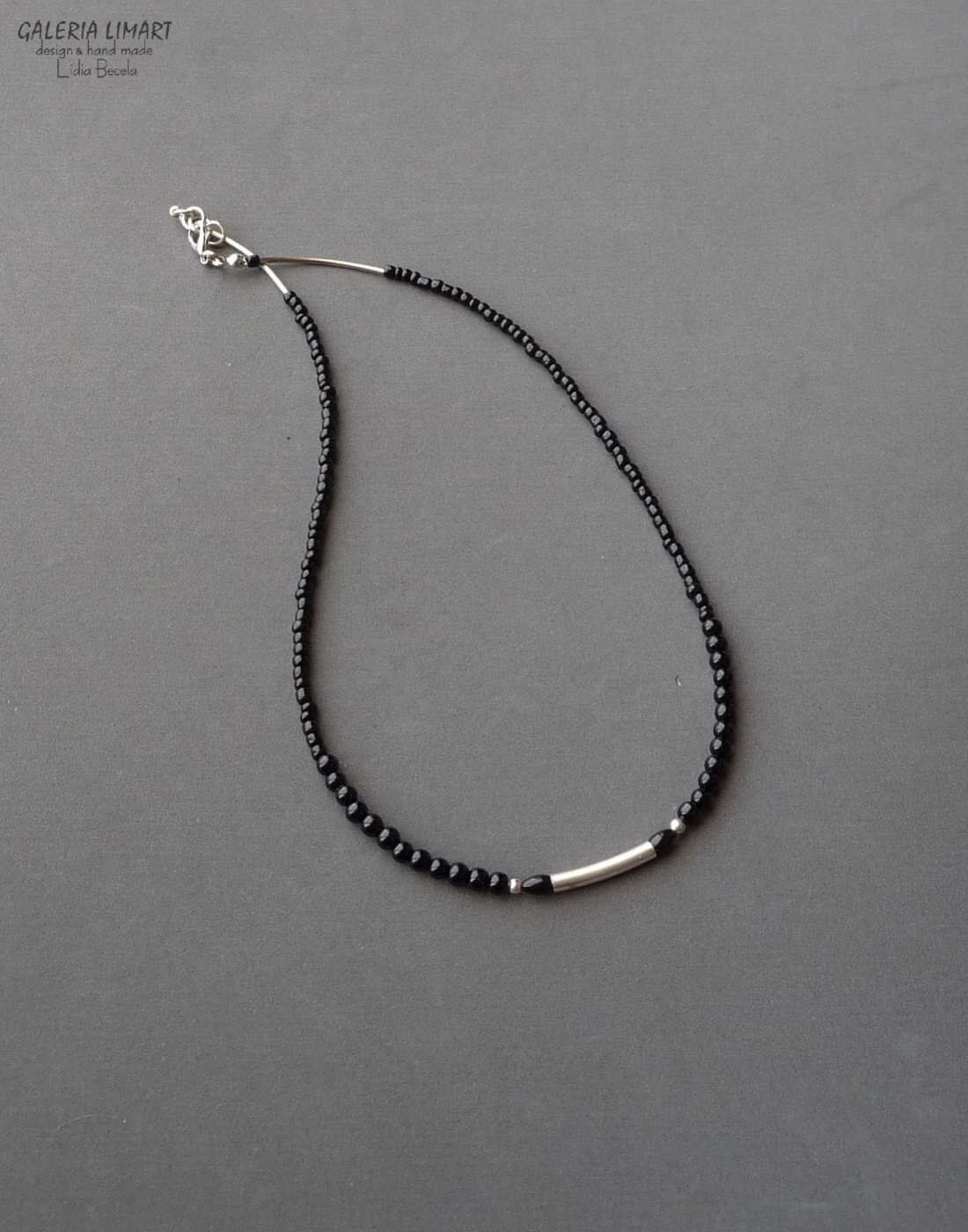  minimalistyczny naszyjnik z mnóstwa drobnych czarnych szklanych koralików (seed beads) dodatkowo ozdobiobny stalowymi rurkami. Dla NIEGO lub dla NIEJ